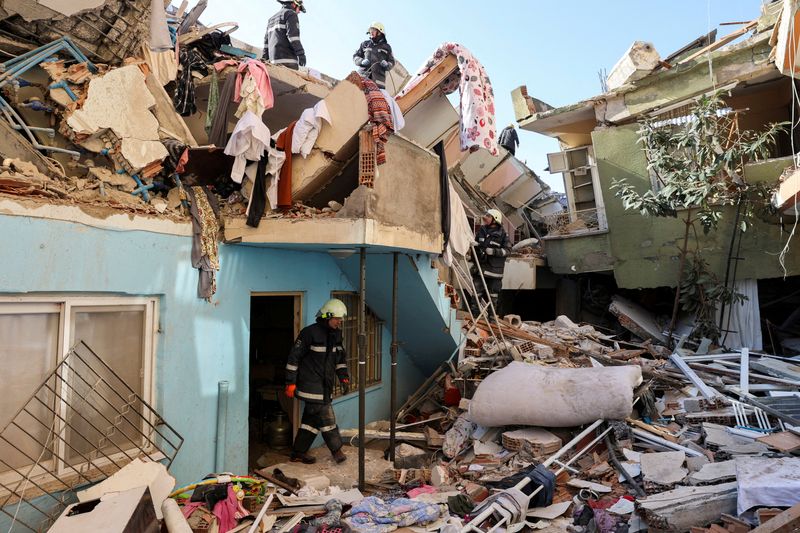 © Reuters. أفراد بوحدة الإغاثة من الكوارث التابعة للقوات النمساوية يبحثون عن ناجين في منطقة هاتي المنكوبة في أعقاب زلزال مدمر ضرب تركيا يوم الجمعة. تصوير: أوميت بكطاش - رويترز.