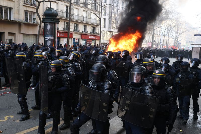 &copy; Reuters. Policiais ao lado de foco de incêndio durante protesto contra reforma da Previdência na França
11/02/2023
REUTERS/Yves Herman