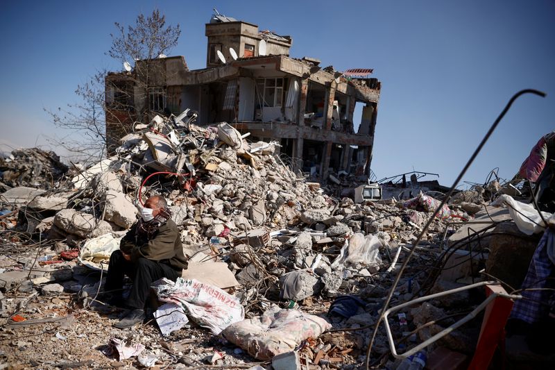 &copy; Reuters. Homem sentado em meio a destroços de terremoto em Kahramanmaras, na Turquia
11/02/2023
REUTERS/Guglielmo Mangiapane