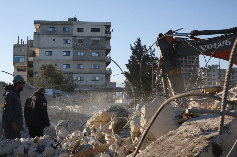 © Reuters. رجال إنقاذ يعملون في موقع مبنى مدمر جراء الزلزال في محافظة اللاذقية بسوريا في التاسع من فبراير شباط 2023. تصوير: يمام الشعار – رويترز.