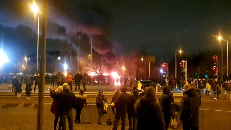 &copy; Reuters. Pessoas observam fogo do lado de fora de hotel para requerentes de asilo em Knowsley, perto de Liverpool
10/02/2023
Cortesia de Tony Broster/via REUTERS