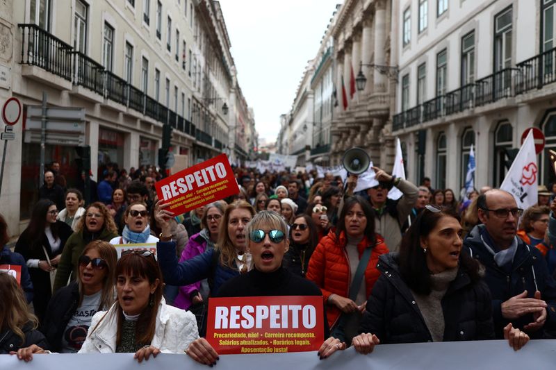 &copy; Reuters. Professores de Portugal vão às ruas protestar por melhores salários
11/02/2023
REUTERS/Pedro Nunes