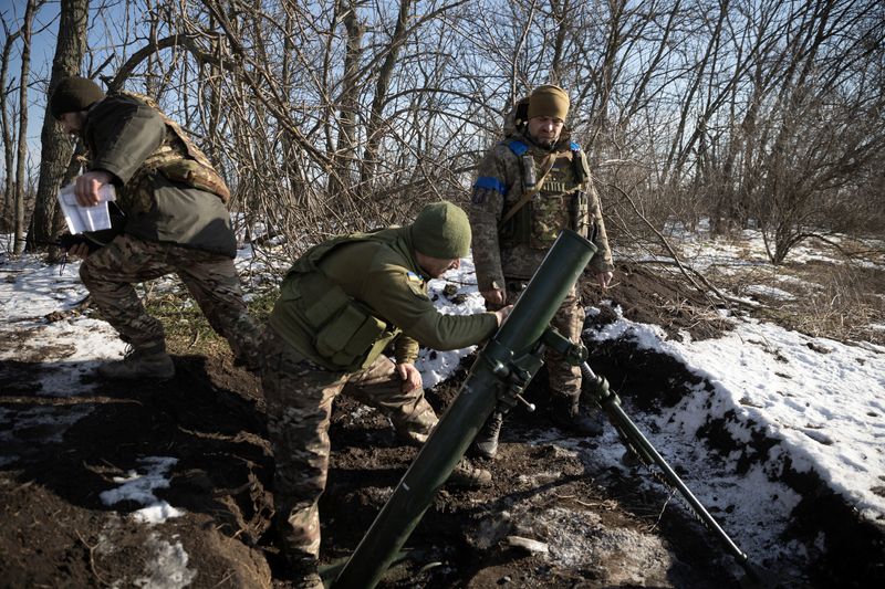 &copy; Reuters. جنود أوكرانيون يطلقون قذيفة باتجاه القوات الروسية مع استمرار الهجوم الروسي على أوكرانيا في منطقة دونيتسك يوم السبت. تصوير: ماركو جوريكا - رو