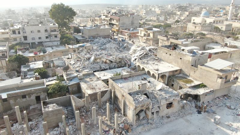 &copy; Reuters. منظر عام لمبان مدمرة ومنهارة في أعقاب زلزال في جندريس التي تسيطر عليها المعارضة في سوريا يوم السبت. تصوير: محمد حسانو - رويترز