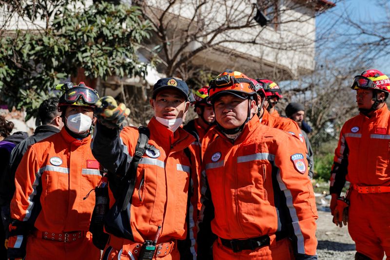 &copy; Reuters. أعضاء فريق بحث وإنقاذ من الصين يتجمعون أمام مبان منهارة في هاتاي في التاسع من فبراير شباط 2023. تصوير: كمال أصلان - رويترز