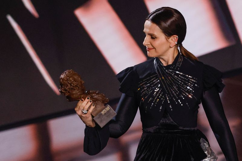 &copy; Reuters. النجمة الفرنسية جولييت بينوش بعد تسلمها جائزة جويا الشرفية الدولية خلال حفل توزيع جوائز أكاديمية السينما الإسبانية المانحة لجوائز جويا في 