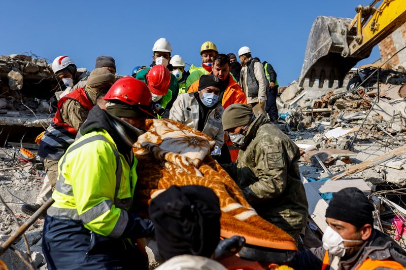 © Reuters. Rescuers carry survivor Muzeyyen Ofkeli in the aftermath of a deadly earthquake, in Hatay, Turkey February 12, 2023. REUTERS/Kemal Aslan