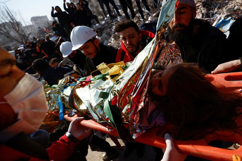 &copy; Reuters. Socorristas llevan a Aisha, una niña siria de 5 años, que sobrevivió a un terremoto mortal en Kahramanmaras, Turquía. 11 de febrero, 2023. REUTERS/Guglielmo Mangiapane