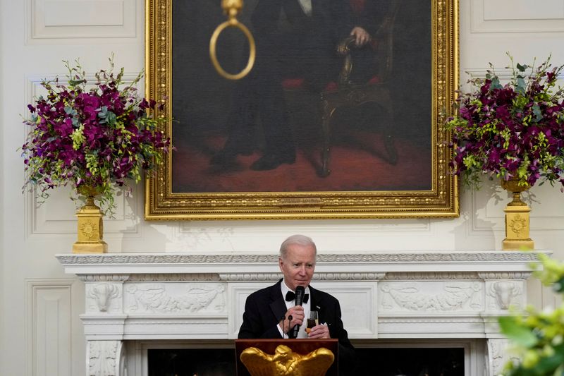 &copy; Reuters. الرئيس الأمريكي جو بايدن يتحدث في البيت الابيض بواشنطن يوم السبت. تصوير: كين سيدينو - رويترز