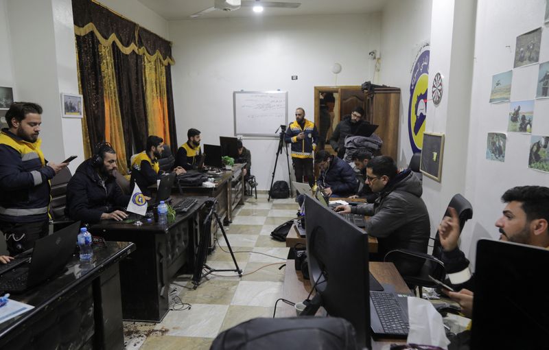 &copy; Reuters. أفراد بمنظمة الخوذ البيضاء السورية يعملون داخل المركز الإعلامي الخاص بهم في سرمدا بإدلب في أعقاب زلزال مدمر ضرب سوريا يوم العاشر من فبراير 