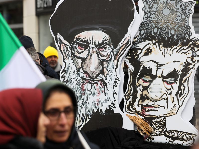 &copy; Reuters. صور ساخرة للزعيم الأعلى الإيراني آية الله علي خامنئي خلال احتجاجات في فرنسا تضامنا مع الشعب الإيراني في باريس يوم الأحد. تصوير: إيف هيرمان - 