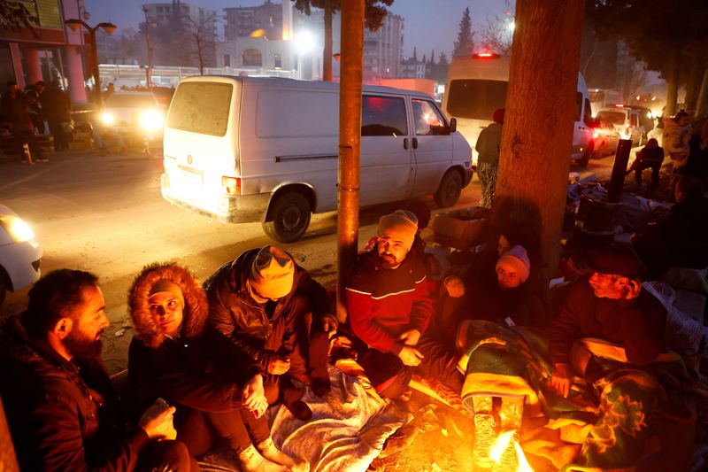 &copy; Reuters. Pessoas descansam ao lado de lareira durante buscas por vítimas de terremoto em Kahramanmaras, na Turquia
12/02/2023
REUTERS/Suhaib Salem