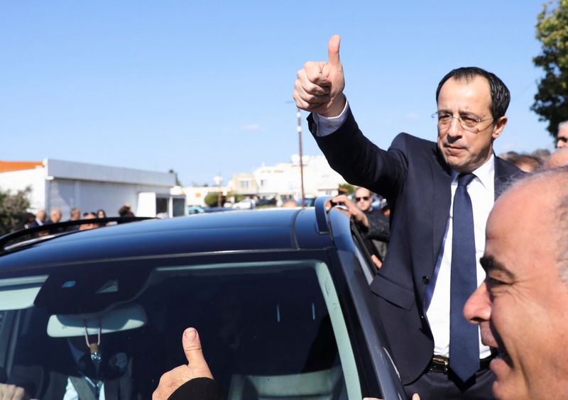 © Reuters. Presidential candidate Nikos Christodoulides gestures outside a polling station during the second round of the presidential election in Geroskipou near Paphos, Cyprus, February 12, 2023. REUTERS/Yiannis Kourtoglou