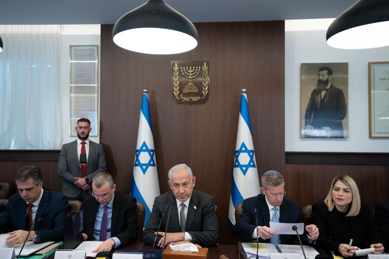 &copy; Reuters. El primer ministro israelí, Benjamin Netanyahu, preside la reunión semanal del gabinete en Jerusalén. 12 de febrero, 2023. Ohad Zwigenberg/Pool vía REUTERS