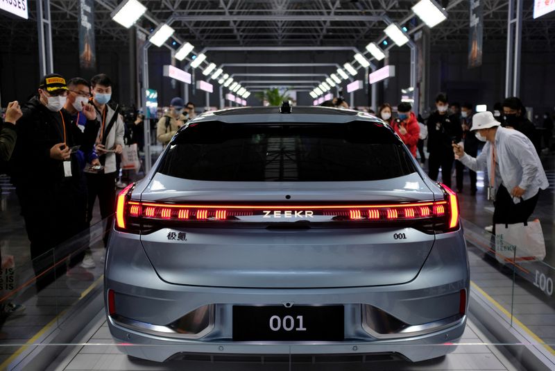 &copy; Reuters. FILE PHOTO: Visitors check a Zeekr 001, a model from Geely's electric vehicle (EV) brand Zeekr, at its factory in Ningbo, Zhejiang province, China April 15, 2021. REUTERS/Yilei Sun