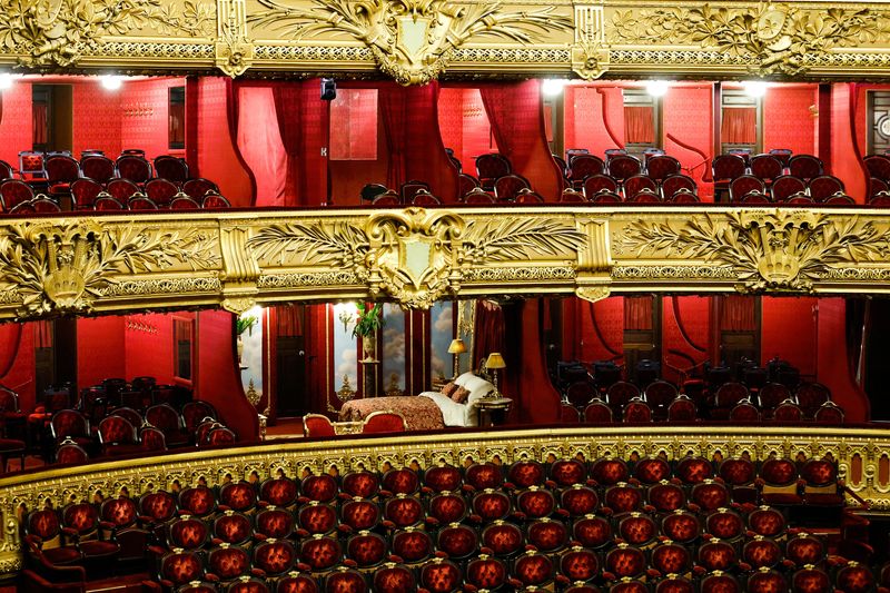 © Reuters. A view shows the Loge d'honneur transformed into a bedchamber inside the Opera Garnier, during a media presentation of the space inspired by the Phantom of the Opera which will be rented through Airbnb to two people for one night, in Paris, France, January 3, 2023. REUTERS/Gonzalo Fuentes