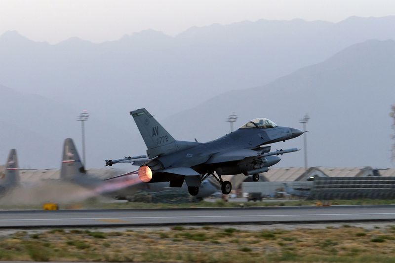© Reuters. FILE PHOTO: A U.S. Air Force F-16 Fighting Falcon aircraft takes off for a nighttime mission at Bagram Airfield, Afghanistan, August 22, 2017. REUTERS/Josh Smith