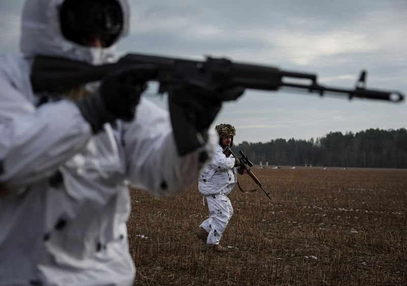 &copy; Reuters. 　２月１２日付英紙テレグラフは、同国の兵器や戦車がウクライナで製造される可能性があると報じた。写真はベラルーシ国境近くで合同訓練に参加するウクライナ兵。リブネ州で１１日撮