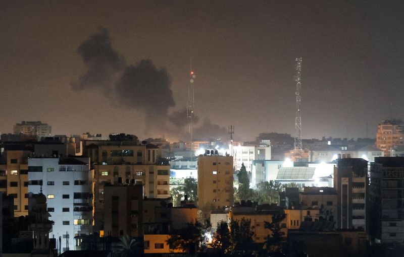 &copy; Reuters. 　２月１３日、イスラエル軍は、パレスチナ自治区ガザを実効支配するイスラム組織ハマスの地下のロケット弾製造拠点を空爆したと発表した。ロイター記者は１３日未明にガザで爆発が数