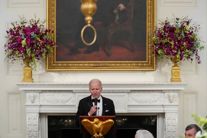 &copy; Reuters. 　バイデン米大統領（写真中央）は２月１１日、ホワイトハウスで共和・民主両党の州知事と夕食会を開き、今後も超党派で国民の生活改善と経済再建に向けた取り組みを続けるよう訴えた