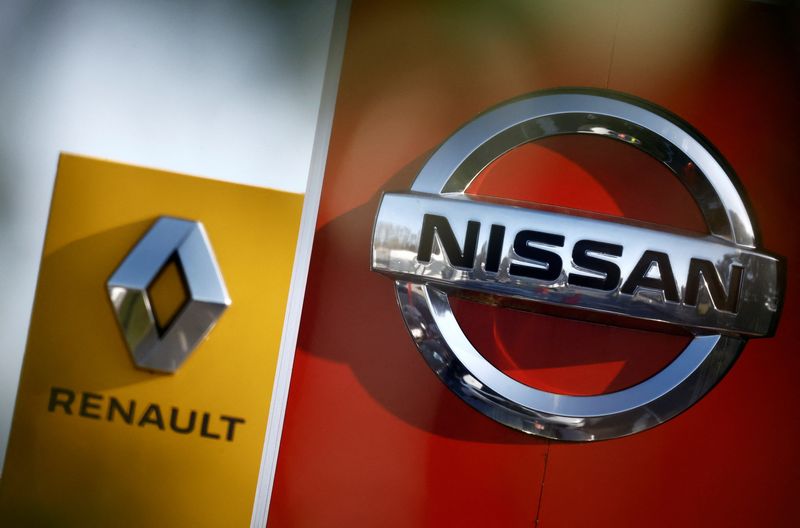 &copy; Reuters. Les logos des constructeurs automobiles  Nissan  et Renault à Saint-Nazaire, France. /Photo prise le 6 février 2023/REUTERS/Stephane Mahé