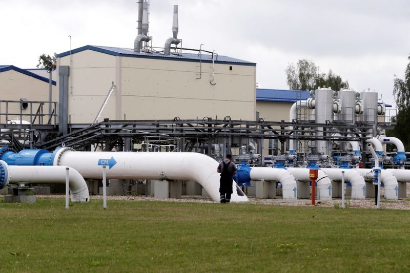 &copy; Reuters. FOTO DE ARCHIVO: Vista general de las tuberías del almacén subterráneo de gas de Latvijas Gaze en Incukalns el 12 de agosto de 2014. REUTERS/Ints Kalnins/Fotografía de archivo.