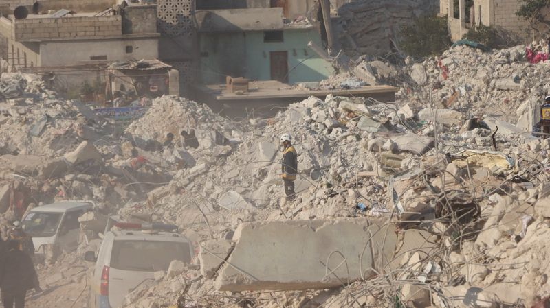 &copy; Reuters. متطوع من منظمة الخوذ البيضاء يقف وسط الأنقاض في أعقاب زلزال مميت في إدلب يوم العاشر من فبراير شباط 2023. صورة لرويترز من منظمة الخوذ البيضاء. (ي