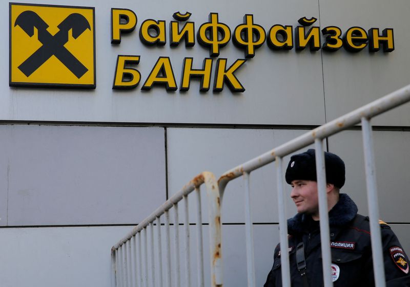 © Reuters. FILE PHOTO: A Russian police officer stands in front of a branch of the Raiffeisen Bank in Moscow, Russia, February 27, 2016. REUTERS/Maxim Shemetov/File Photo