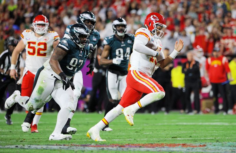 © Reuters. Football - NFL - Super Bowl LVII - Kansas City Chiefs v Philadelphia Eagles - State Farm Stadium, Glendale, Arizona, United States - February 12, 2023 Kansas City Chiefs' Patrick Mahomes in action with Philadelphia Eagles' Javon Hargrave REUTERS/Brian Snyder