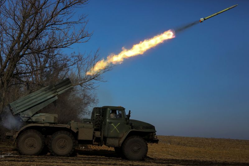 &copy; Reuters. FOTO DE ARCHIVO: Militares ucranianos disparan un sistema de lanzamiento múltiple de cohetes BM-21 Grad hacia las tropas rusas, durante el ataque de Rusia a Ucrania, en la región de Donetsk, Ucrania, 11 de febrero 2023. REUTERS/Yevhenii Zavhorodnii