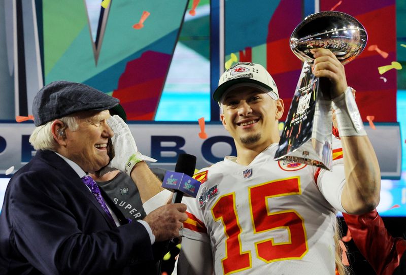 &copy; Reuters. Patrick Mahomes sergura o Trófeu Lombardi após vencer o Super Bowl
12/02/2023 REUTERS/Brian Snyder