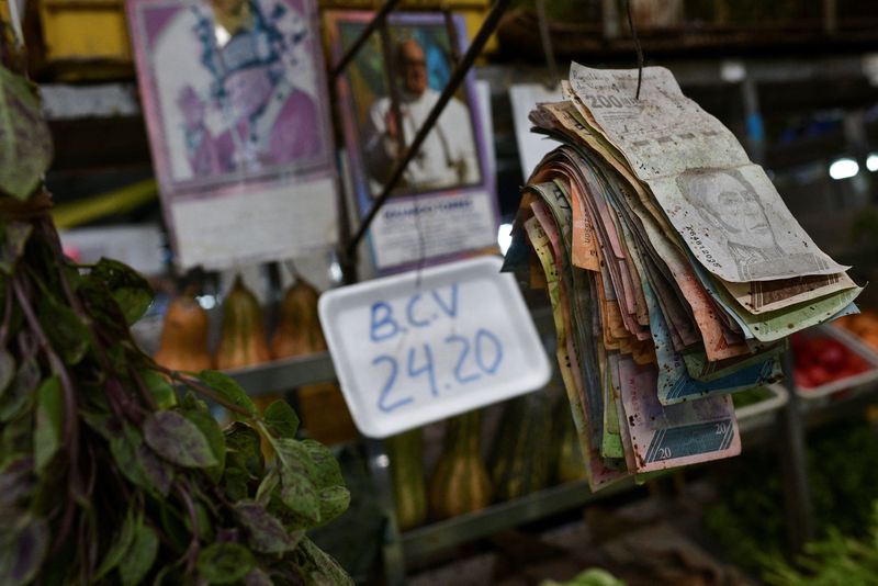 © Reuters. FILE PHOTO: Old Venezuelan Bolivar banknotes are seen at a stall in a municipal market in Caracas, Venezuela February 10, 2023. REUTERS/Gaby Oraa