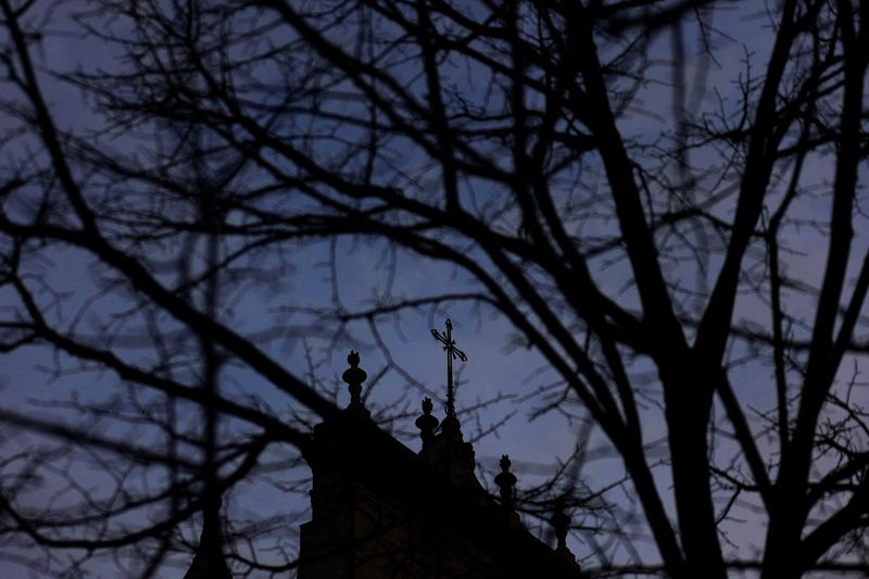 © Reuters. Cruz no topo de igreja em Lisboa
13/02/2023 REUTERS/Pedro Nunes