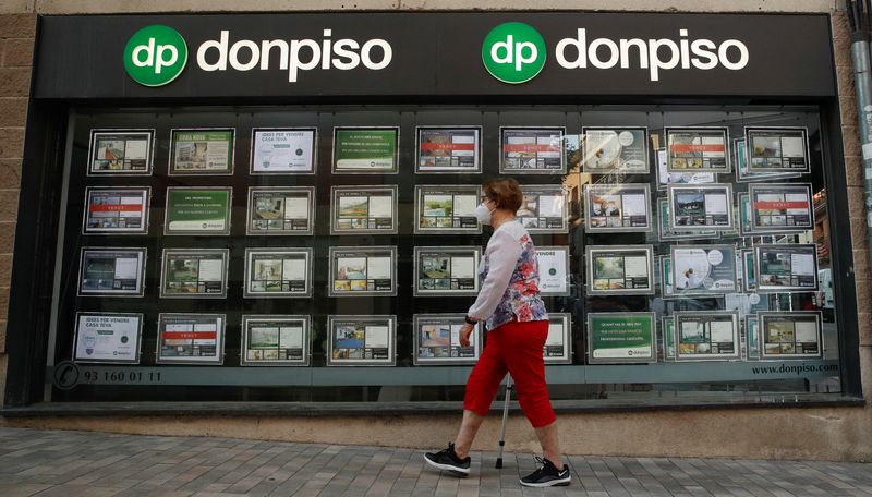 &copy; Reuters. FOTO DE ARCHIVO. Una mujer pasa por delante de una oficina de la inmobiliaria Don Piso en El Masnou, al norte de Barcelona, Cataluña, España. 19 de mayo de 2020. REUTERS/Albert Gea