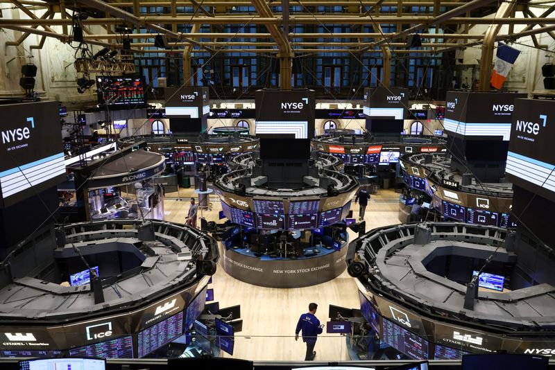 &copy; Reuters. Des traders travaillent à la Bourse de New York (NYSE). /Photo prise le 25 janvier 2023/REUTERS/Andrew Kelly