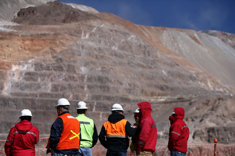 &copy; Reuters. FILE PHOTO: Workers stand next to an open pit at Barrick Gold Corp's Veladero gold mine in San Juan province, Argentina April 26, 2017. REUTERS/Marcos Brindicci
