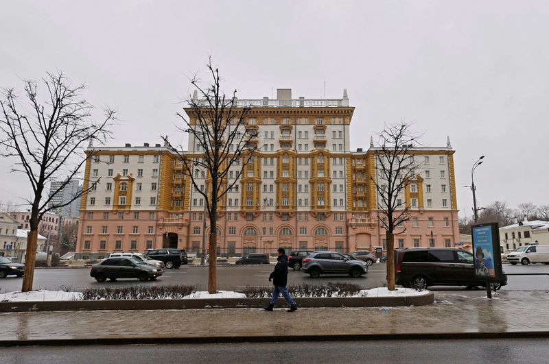 © Reuters. Vehicles drive past the U.S. Embassy in Moscow, Russia February 13, 2023. REUTERS/Evgenia Novozhenina