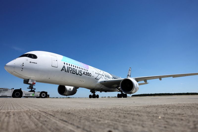 &copy; Reuters. FILE PHOTO: An Airbus A350 is seen on the tarmac ahead of the opening of the International Aerospace Exhibition ILA at Schoenefeld Airport in Berlin, Germany, June 21, 2022. REUTERS/Christian Mang