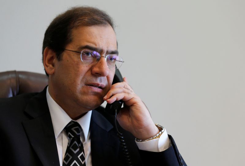 &copy; Reuters. وزير البترول المصري طارق الملا يتحدث في الهاتف خلال مقابلة مع رويترز في مكتبه بالقاهرة بصورة من أرشيف رويترز.
