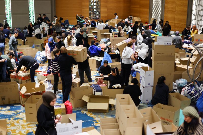 &copy; Reuters. FOTO DE ARCHIVO. Varias personas trabajan mientras residentes de la comunidad turca en Berlín, una de las colectividades más grandes del mundo fuera de Turquía, utilizan el salón de baile del hotel Titanic Chaussee Berlin como centro de clasificación