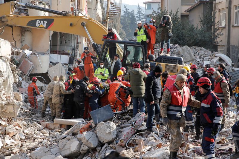 &copy; Reuters. FOTO DE ARCHIVO. Imagen referencial de rescatistas turcos y chinos trabajando entre los escombros de un edificio destruido tras el mortífero terremoto en Hatay, Turquía. 12 de febrero de 2023. REUTERS/Dilara Senkaya