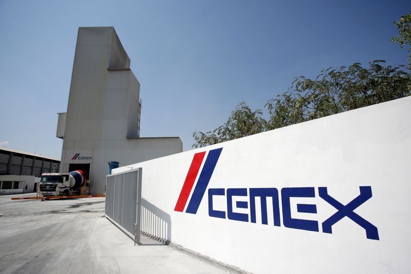 &copy; Reuters. FOTO DE ARCHIVO: Una planta de cemento de la cementera mexicana CEMEX es fotografiada en Monterrey, México, 19 de agosto de 2018. Foto tomada el 19 de agosto de 2018. REUTERS/Daniel Becerril