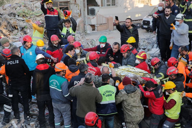 © Reuters.  Equipes de resgate carregam Kaan, adolescente turco de 13 anos resgatado dos escombros após 182 horas em Hatay, Turquia
13/02/2023
REUTERS/Dilara Senkaya