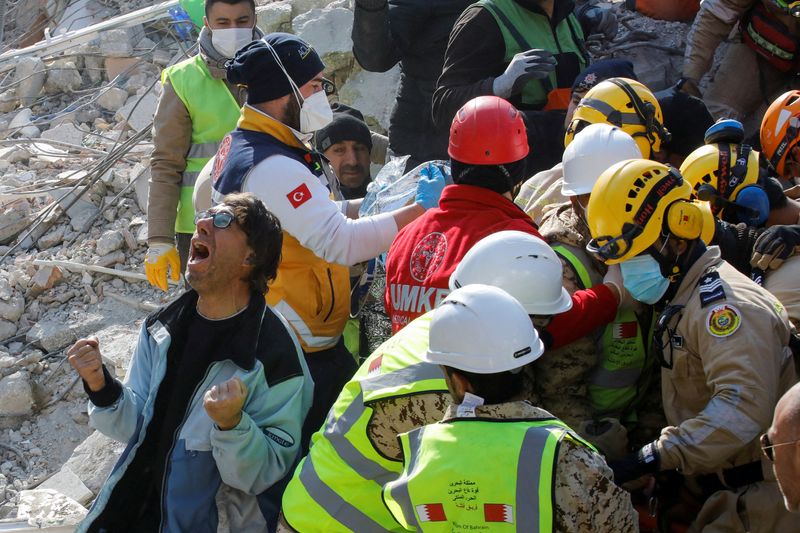 © Reuters. Homem reage após mãe ser resgatada após 177 horas em Hatay, Turquia
13/02/2023
REUTERS/Umit Bektas