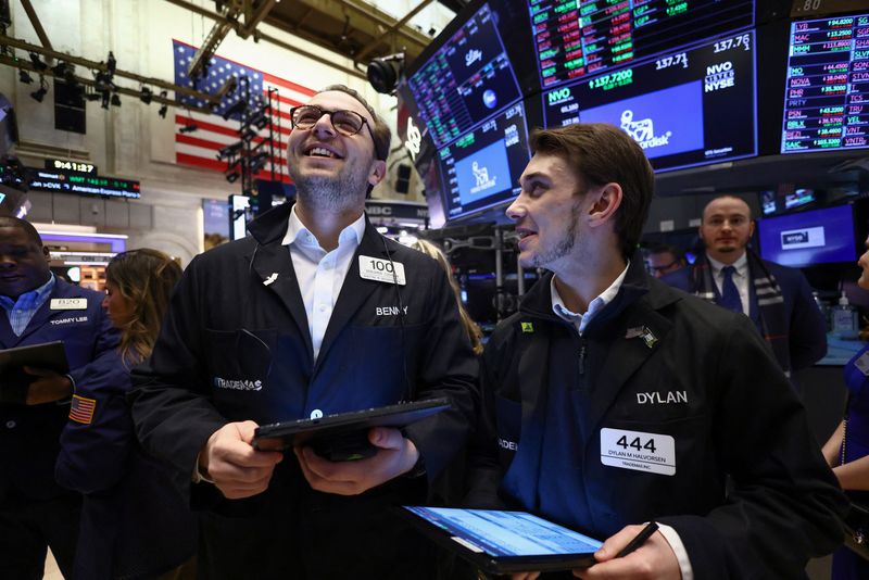 © Reuters. FILE PHOTO: Traders work on the trading floor at the New York Stock Exchange (NYSE) in New York City, U.S., January 27, 2023. REUTERS/Andrew Kelly