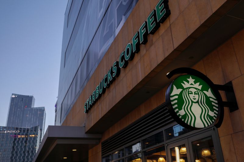 &copy; Reuters. Unidade da Starbucks em Los Angeles, Califórnia
13/02/2023
REUTERS/Mike Blake