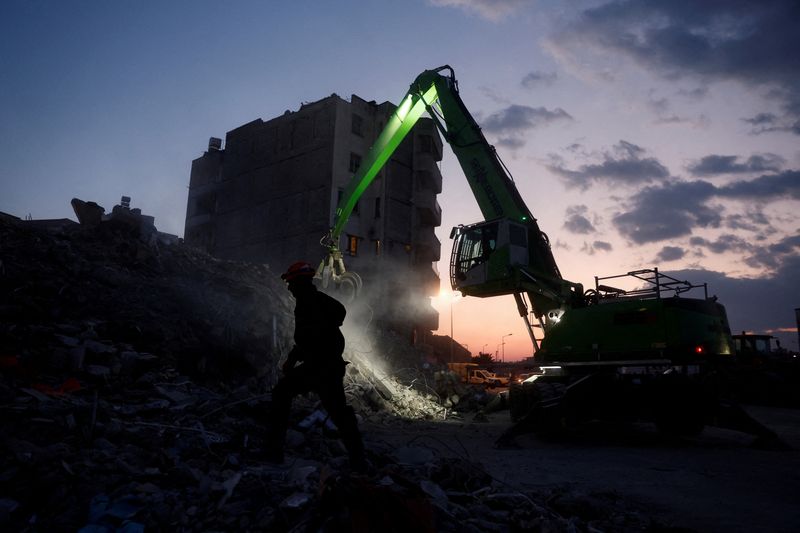 &copy; Reuters. FOTO DE ARCHIVO. Operarios retiran escombros de edificios demolidos, tras el mortífero terremoto en Alejandreta, Turquía. 11 de febrero de 2023. REUTERS/Benoit Tessier     