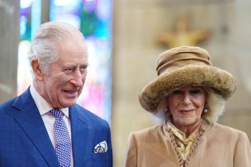 &copy; Reuters. ملك بريطانيا الملك تشارلز وبجواره زوجته كاميلا - صورة من أرشيف رويترز. 