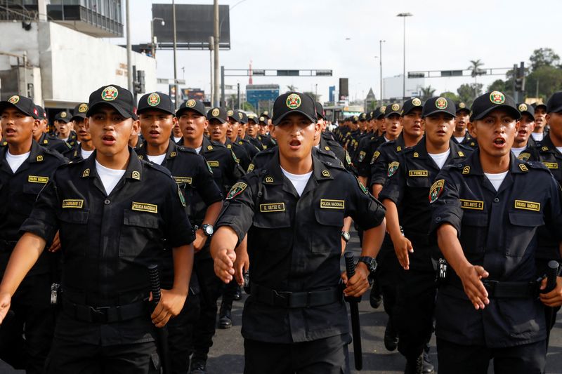 &copy; Reuters. FOTO DE ARCHIVO: Agentes de policía en formación mientras los manifestantes piden una huelga nacional indefinida durante una marcha contra el gobierno de la presidenta de Perú, Dina Boluarte, en Lima, Perú. 9 de febrero, 2023. REUTERS/Alessandro Cinqu