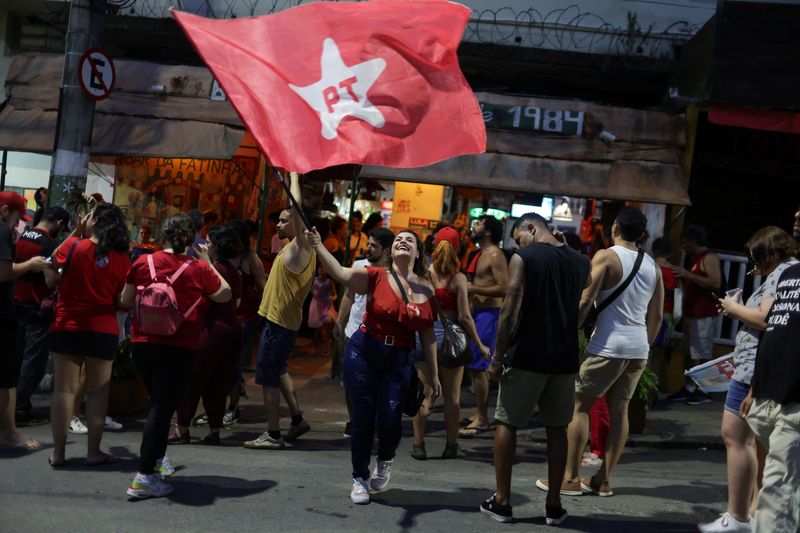 &copy; Reuters. Pessoa balança bandeira do PT em rua do Rio de Janeiro ao fim do segundo turno das eleições presidenciais
30/10/2022
REUTERS/Pilar Olivares